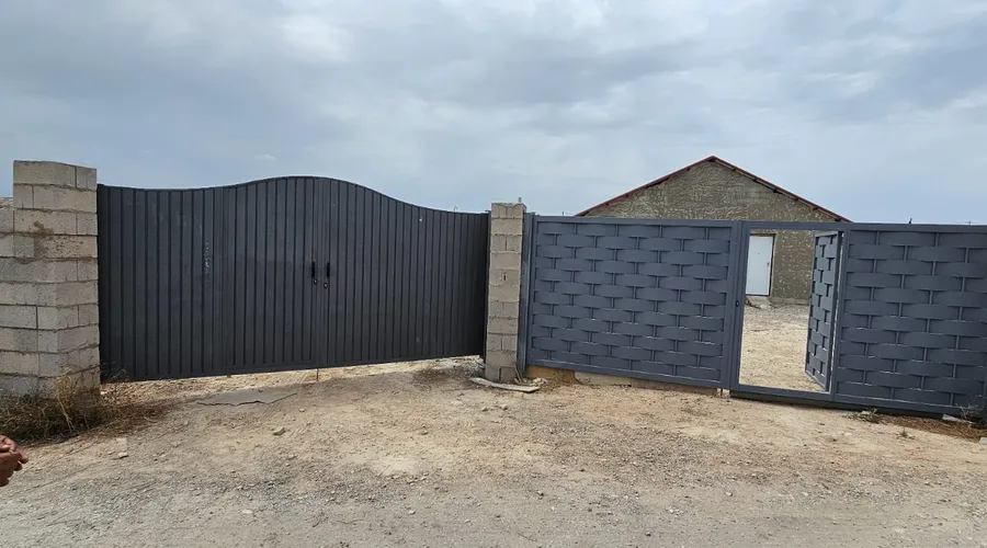 Instalación de Puertas Correderas Metálicas — Cerrajería Lecor Alicante