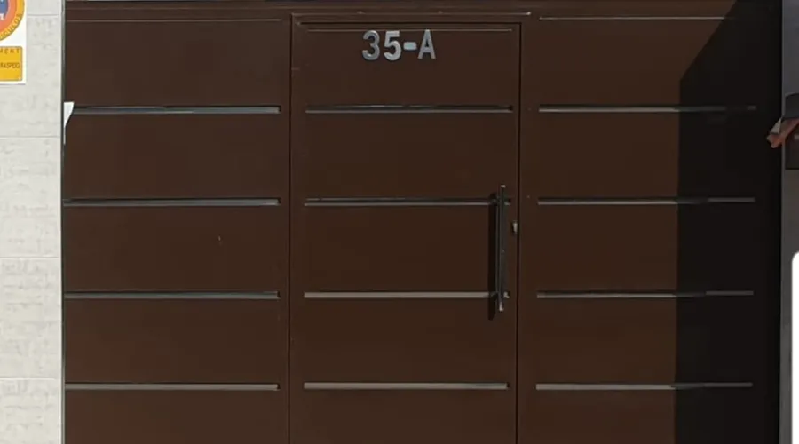 Puertas de Garaje Seccionales y Enrollables — Cerrajería Lecor Alicante